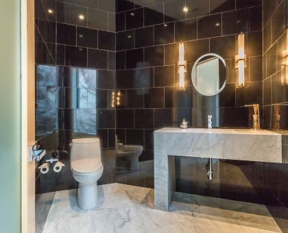 Longlook Lounge Area Powder Room